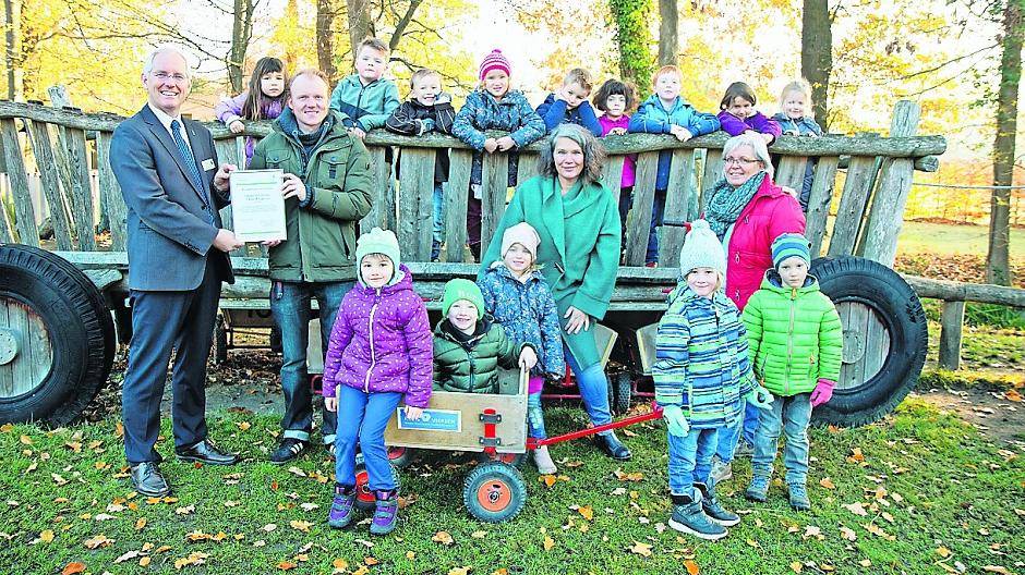 Das Niederrheinische Freilichtmuseum ist neuer Projektpartner des Naturparks Schwalm-Nette bei den Naturpark-Kitas: Michael Puschmann (l.), Geschäftsführer des Naturparks, übergibt die Urkunde an den Museumspädagogen Kevin Gröwig (2.v.l.). Die Mädchen und Jungen des Familienzentrums Vennmühle aus Brüggen mit Leiterin Michaela Berndt (Mitte) und Irene Engels (r.) besuchten das Programm „Daheim am Niederrhein“.