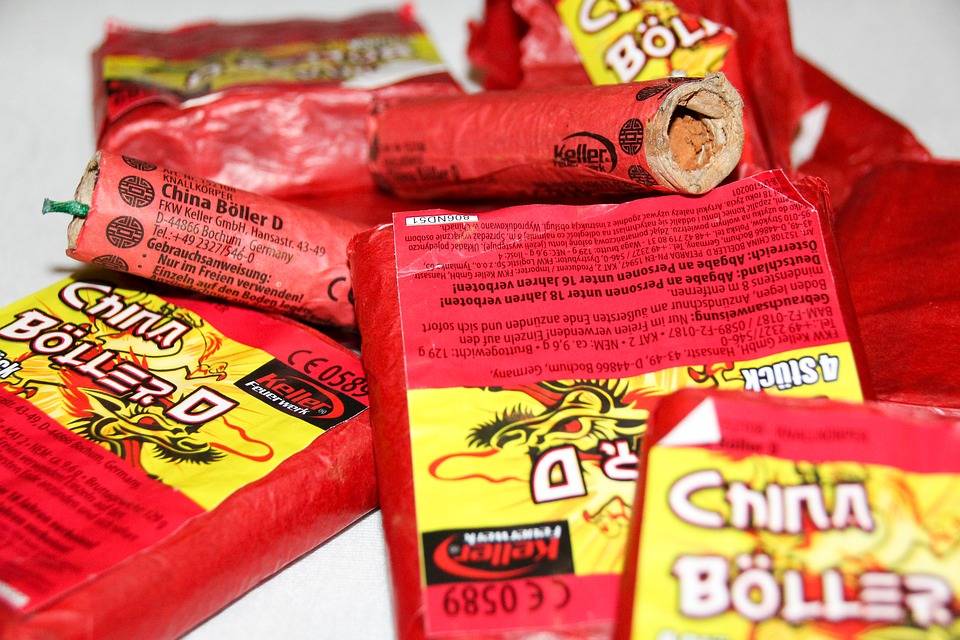 Container mit Feuerwerkskörpern aufgebrochen