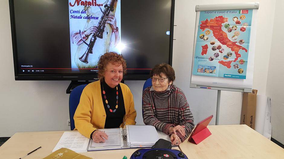 Seit über zehn Jahren lernt Hedi Heilbronn (r.) mit großer Begeisterung im Italienischkurs von Ingrid Terrana-Kalte (l.).