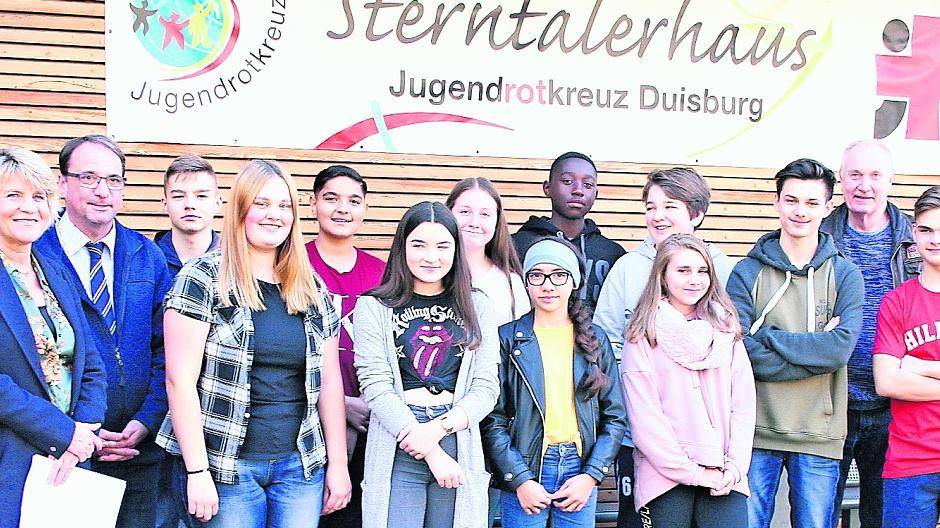 Die Teilnehmer am Projekt „Soziale Kompetenz“ mit Beratungslehrerin Uta Jaromin, Schulleiter Bernd Beckmann (links) und Heino Zimmermann vom DRK (2.von rechts) vor dem Sterntalerhaus in Meiderich.