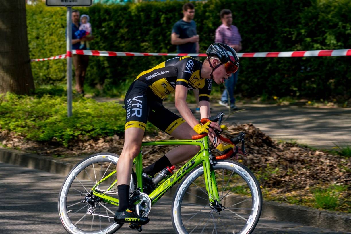  Rasant: Beim Radrennen in Fischeln trat Carlo für seinen Verein VfR Büttgen an und nahm mit vollem Elan die Kurven. Das geht in die Beine und fordert die Lunge. Carlo aber liebt es, sich ordentlich auszupowern. Deshalb nahm er auch am 24-Stunden-Rennen in Duisburg teil. 