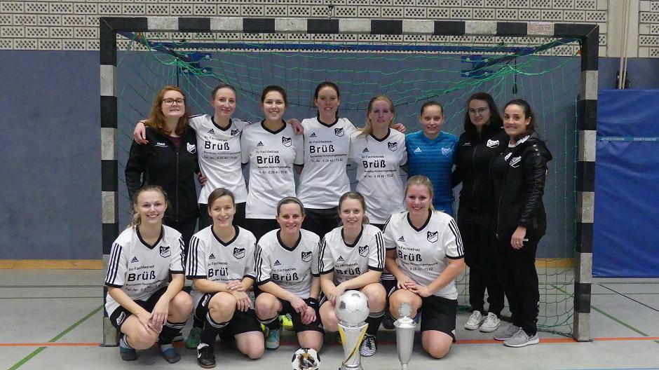 Die Budbergerinnen räumten beim Kreishallenpokal gleich drei Pokale ab: Turniersieg, beste Offensivmannschaft und für Torschützenkönigin Lisa Baum. Glückwunsch!