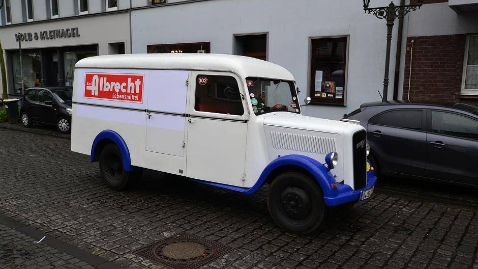Der Opel Blitz auf dem Weg zum Dreh. Außerdem kam ein Manderbach Kastenwagen zum Einsatz — für Autokenner!