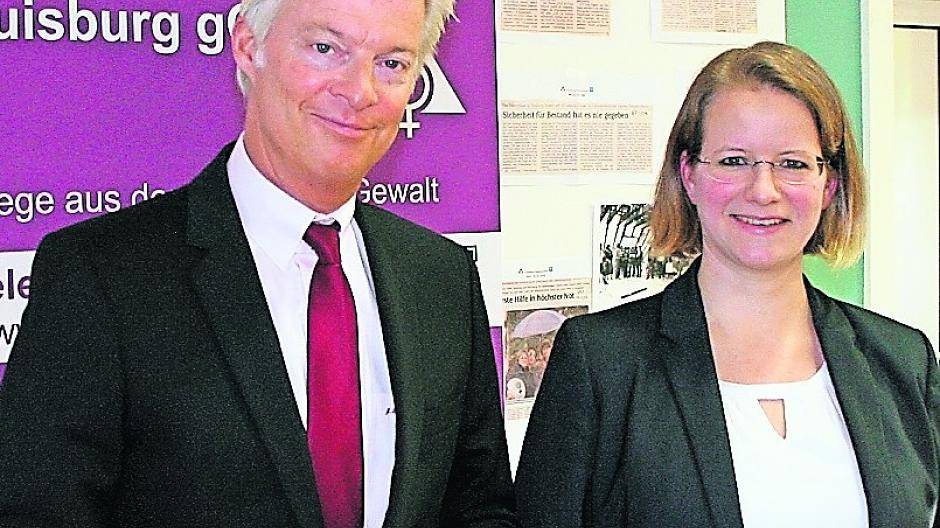 Der Vorstandsvorsitzender der Sparkasse Duisburg, Dr. Joachim K. Bonn überbrachte der Frauenhausleiterin Karin Bartl die Zusage, dass sich die Sparkasse mit 90.000 Euro an der Finanzierung des Frauenhauses beteiligt.