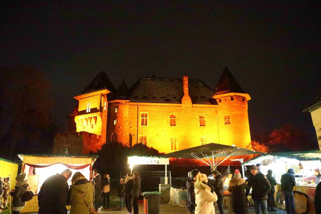 Weihnachtsmarkt in Schatten der Burg