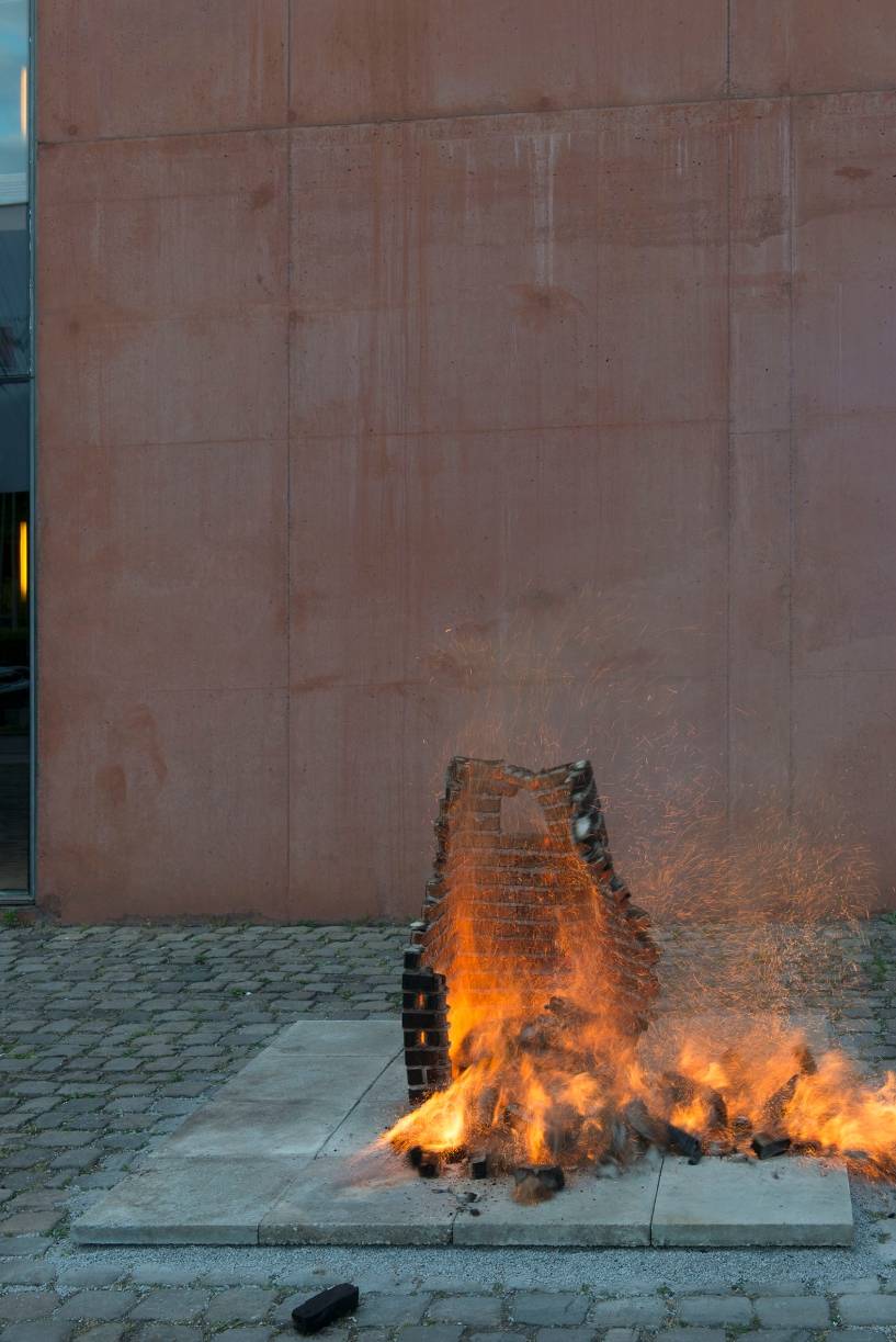 Timm Ulrichs, "Kohle-Ofen, brennbar"