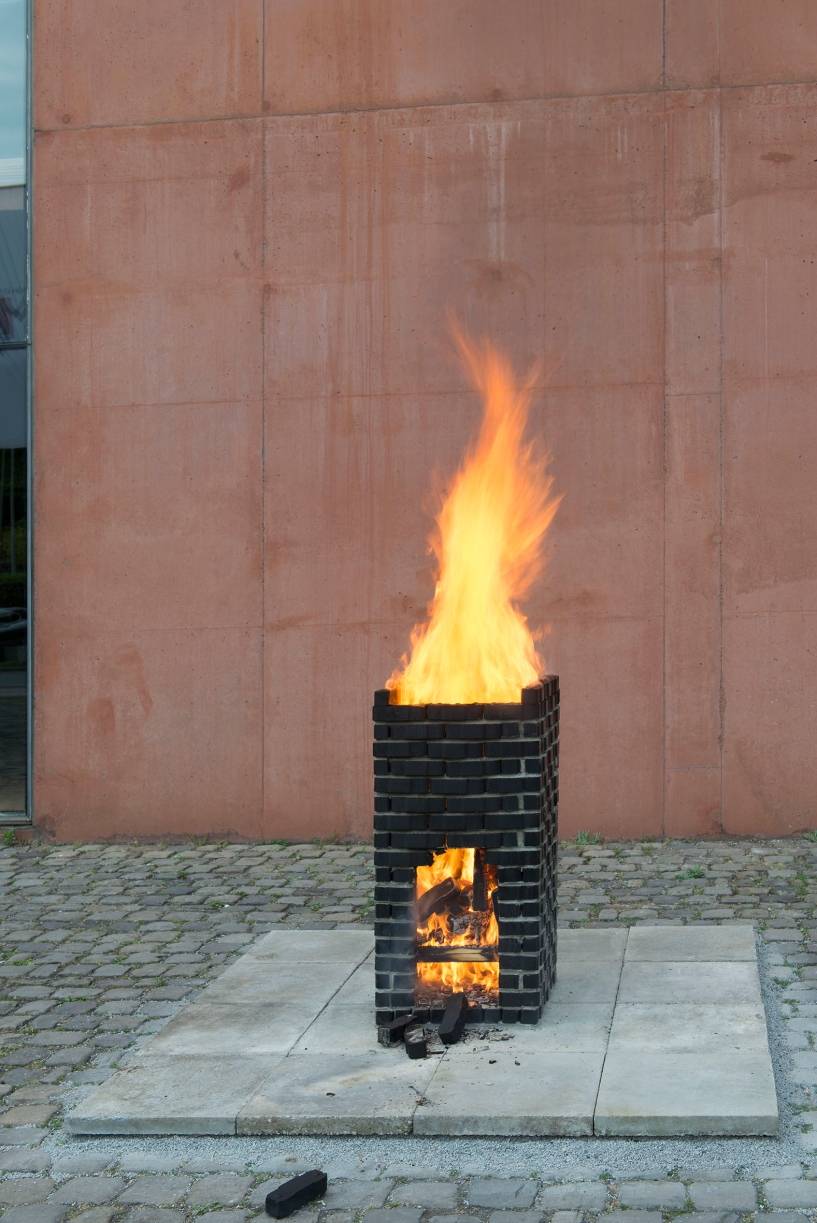 Timm Ulrichs, "Kohle-Ofen, brennbar"