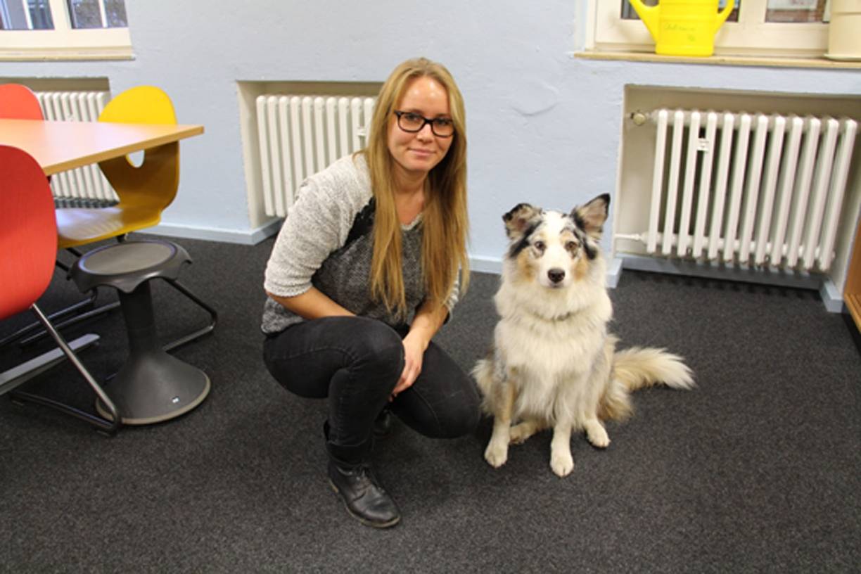 Schulsozialarbeiterin Alexandra Jansen setzt Hündin Jona im Unterricht ein.