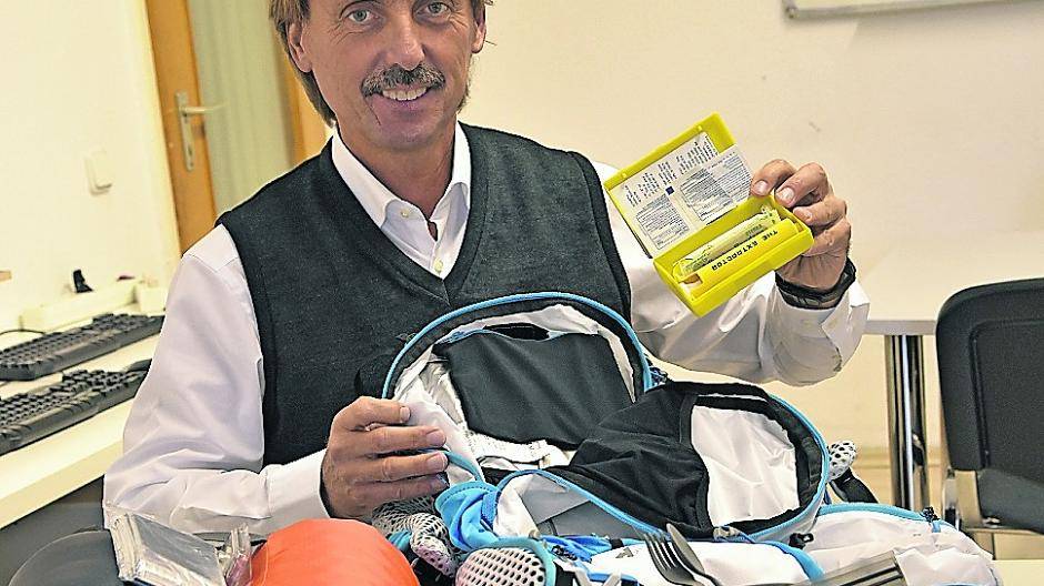  Pater Tobias bei der Kontrolle des Rucksacks, den er bei dem Wüstenlauf über 165 Kilometer schultern muss. 