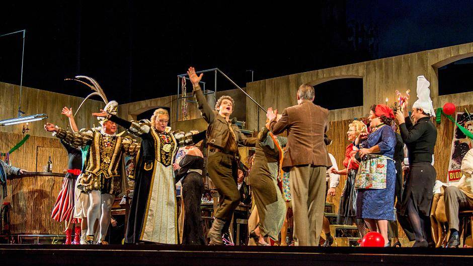 Krefelds Prinzenpaar überrascht Theaterbesucher