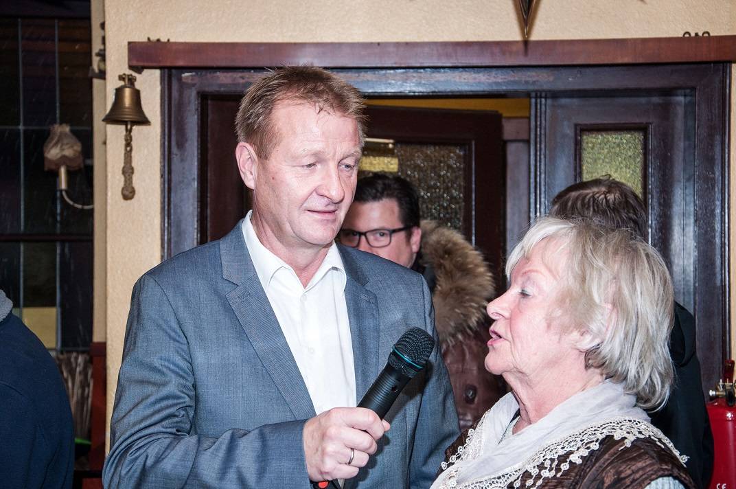 An der Basis: Duisburgs SPD-Chef Ralf Jäger Anfang Dezember beim Thekengespräch in Meiderich. Dort interessierten andere Themen als die Ortsvereinsfusionen.