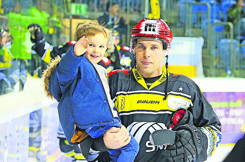  Chad Costello und seine Familie fühlen sich laut eigener Aussage in Krefeld „pudelwohl“. Aus diesem Grund verlängerte er seinen Vertrag bei den Pinguinen bis 2020. 