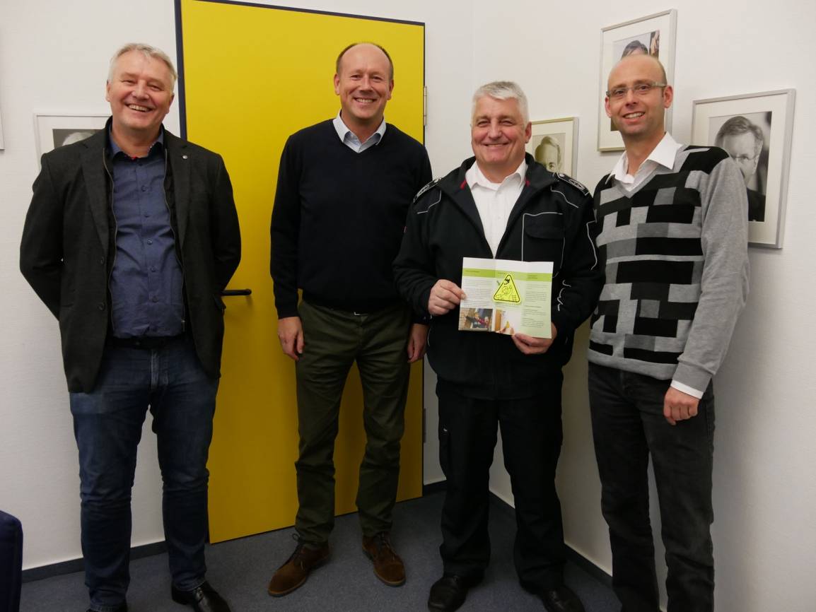  Harald Göbel, Rolf Biermann, Wehrleiter Leo Thoenissen und Sven Terbrüggen (von links) präsentieren den Kinderfinder-Aufkleber. 