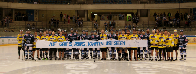  Sein altes und neues Team richten beim Vorbereitungsturnier in Dresden einen Gruß an Arturs Kruminsch. 