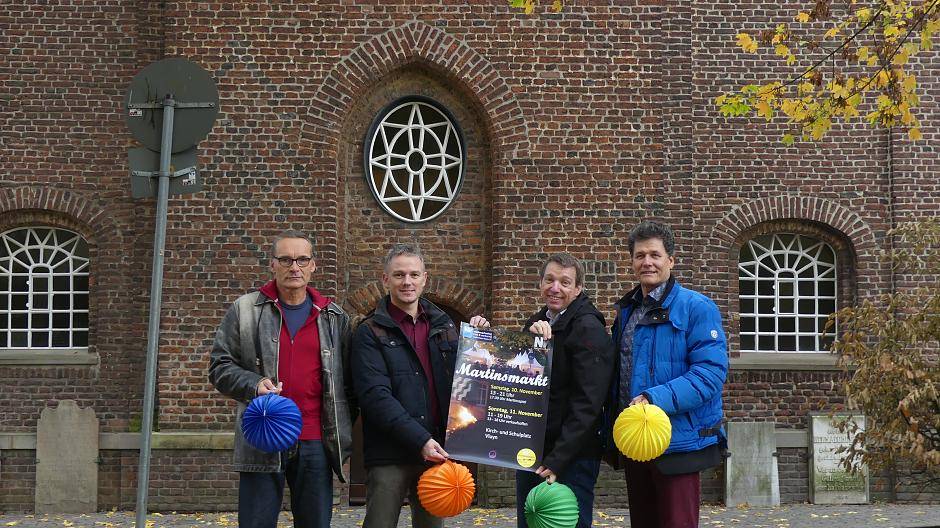  Rüdiger Eichholtz, Frank Grusen, Markus Meyer und Frank Gehrke beim Pressegespräch vor der Dorfkirche.  