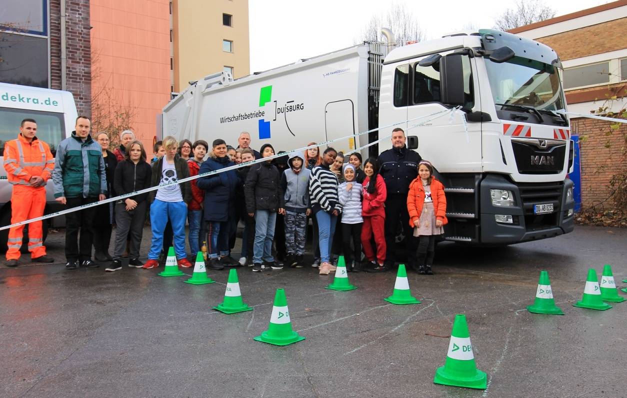 Gruppenfoto im „toten Winkel“. Ein Lkw-Fahrer kann die Gruppe nicht sehen.