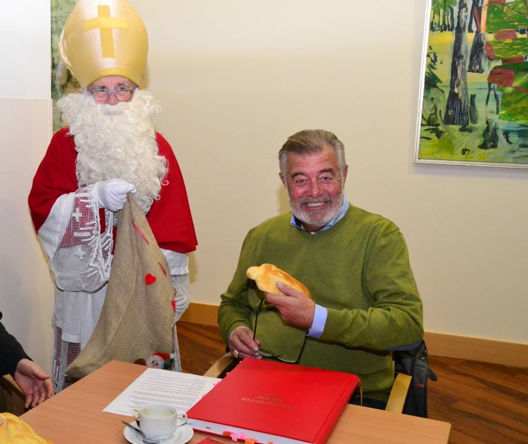  Butterweiche Weckmänner: Harry Wijnvoord jetzt mit Vollbart — und Walter Freiwald auch! Ach ne, ist ja Dieter Siegel-Pieper als Nikolaus. 