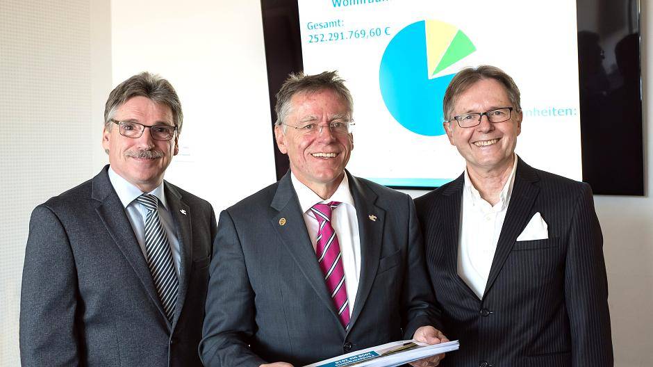 Über die positive Bilanz der Wohnraumförderung freuen sich Georg Tadtke, Landrat Hans-Jürgen Petrauschke und Karsten Mankowsky vom Rhein-Kreis Neuss (von links).