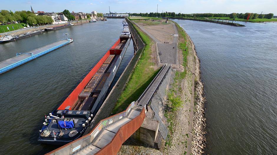 Der Park auf der Mercatorinsel — hier eine Aufnahme vom Mai — ist noch nicht freigegeben, weil an der Treppe noch nachgebessert werden muss. Im hintergrund ist die neue Logistikhalle zu sehen, rechts davor auf der Freifläche kann heute Abend zum Feuerwerk geparkt werden.