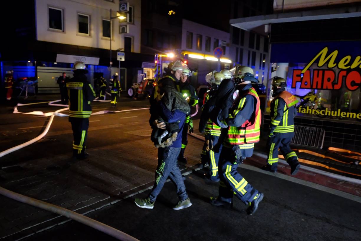 Kellerbrand: Feuerwehr rettet acht Personen