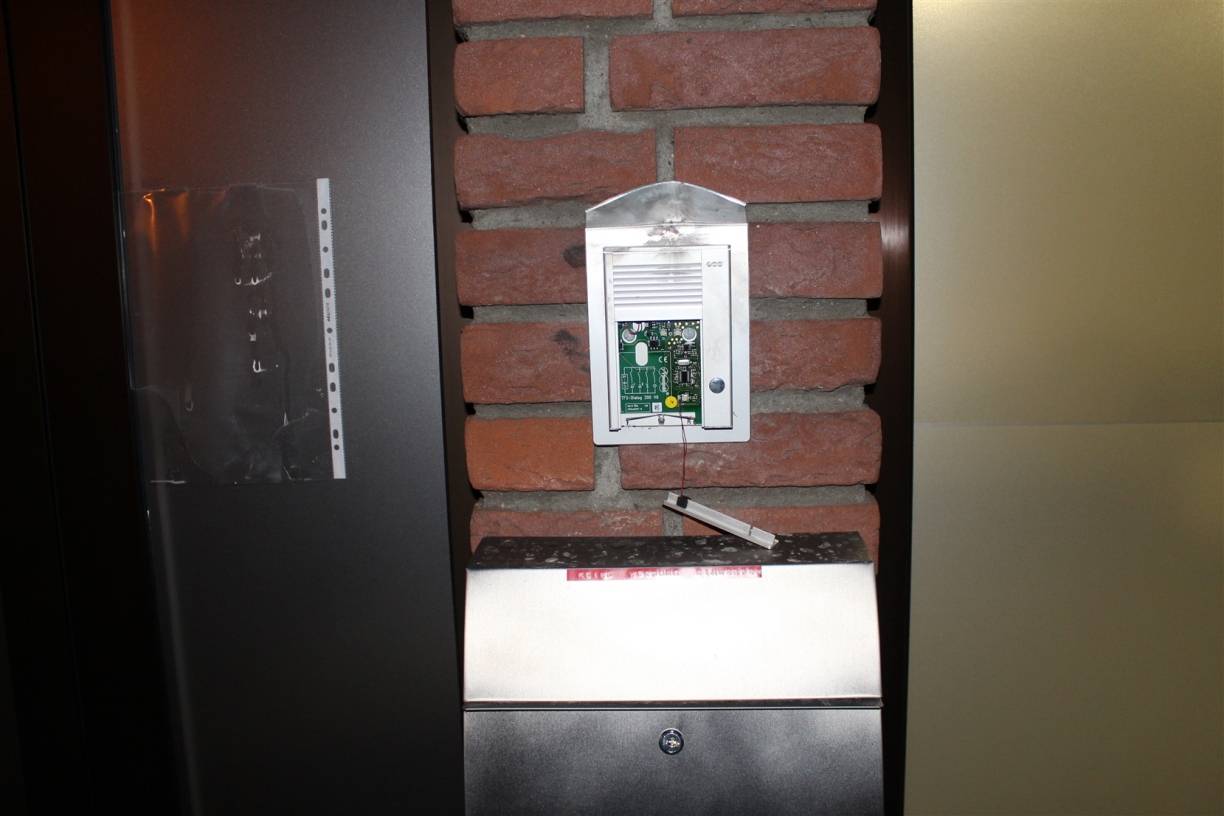 Klopfen statt klingeln in St. Tönis: Polizeiklingel mit Silvesterböller zerstört