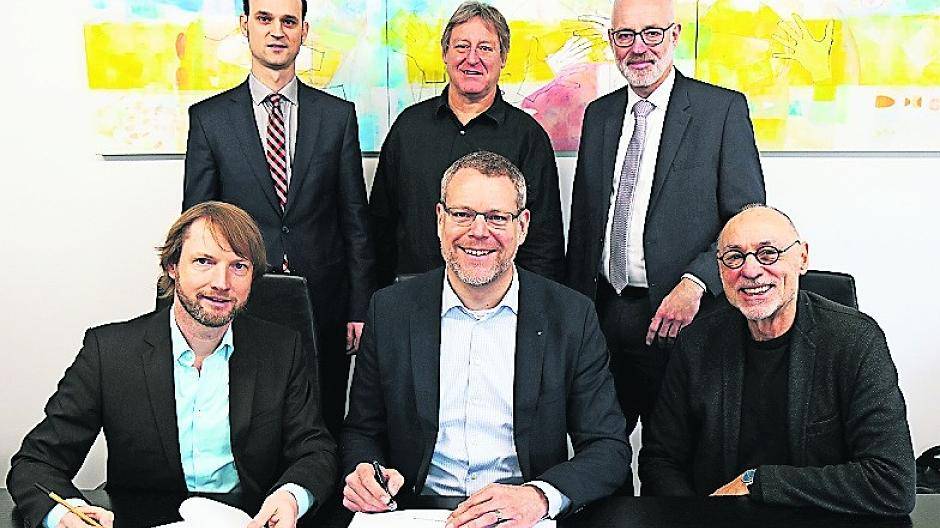  Landrat Dr. Andreas Coenen (vorne Mitte) mit Dr. Ing. Wolfgang Melchert (r.) und Dipl.-Ing Bernd Volkenannt (l.) sowie Kreisdirektor und Kulturdezernent Ingo Schabrich (hinten v.r.), Architekt Herbert Verlinden sowie Kreisarchivar Dr. Michael Habersack bei der Unterzeichnung. 