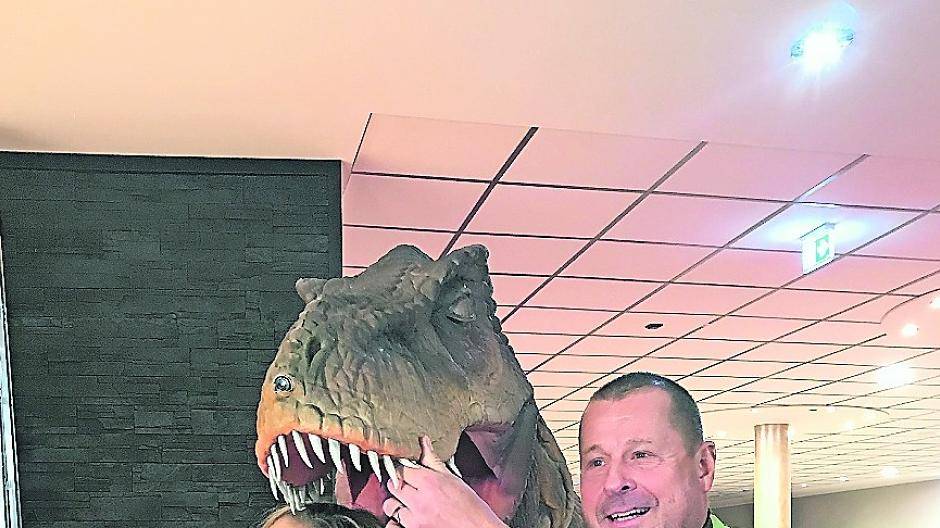  Der Schock saß in den Knochen, aber das Betreiberehepaar Thies bemühte sich, die Hall of Fame trotz „Nicht-Eröffnung“ gebührend zu feiern - und zeigte den Besuchern (unter ihnen ein Velociraptor), dass das Kino spielbereit sei. 