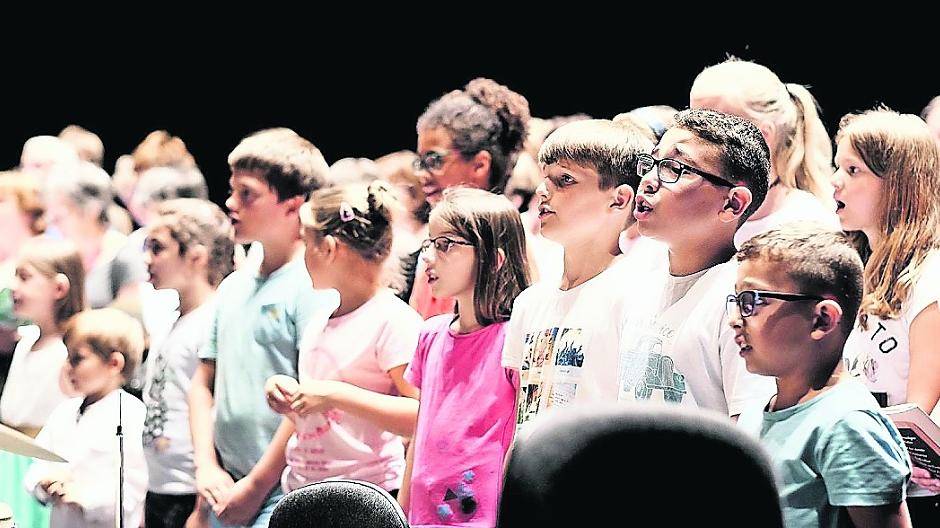 Die Young Voices sind bei „Atemlos durch die Charts“ ebenso dabei wie die Immersatt-Kids, A Capella Popular, Sandrine Lisken, Marie Wegener und natürlich das MKS-Orchester.