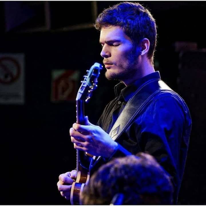 Orgel und E-Gitarre in der Kirche St. Clemens