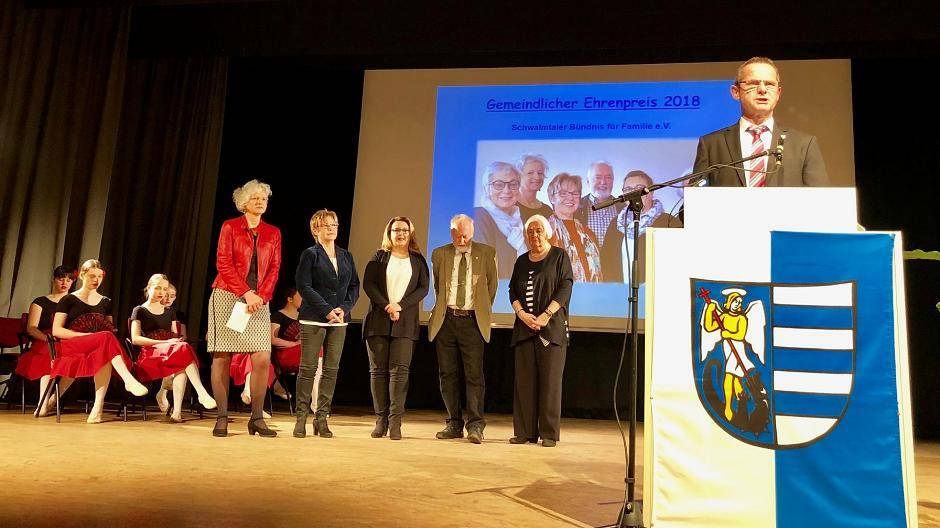 Bürgermeister Michael Pesch (r.) zog positive Bilanz beim Neujahrsempfang.