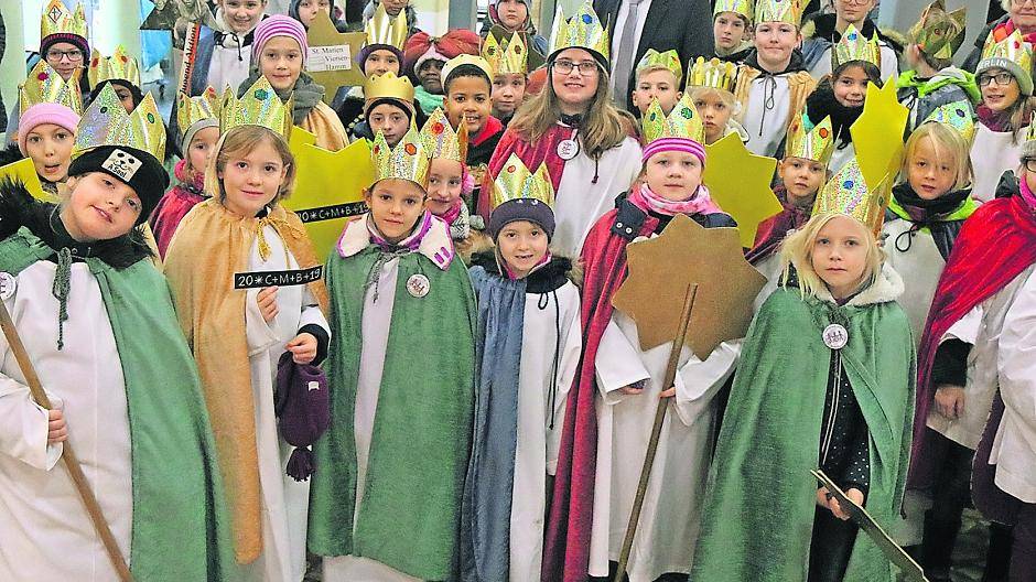 Die Sternsinger brachten auch den Segen ins Kreishaus. Kreisdirektor Ingo Schabrich empfing 40 Kinder und Jugendliche aus der Pfarre St. Remigius Viersen.