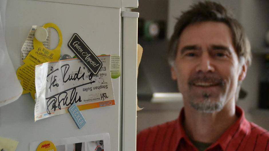 Am Kühlschrank hängt noch das Autogramm, das sich Rudi beim Steinhof-Konzert von Stephan Sulke holte. Für seine Freundin natürlich.