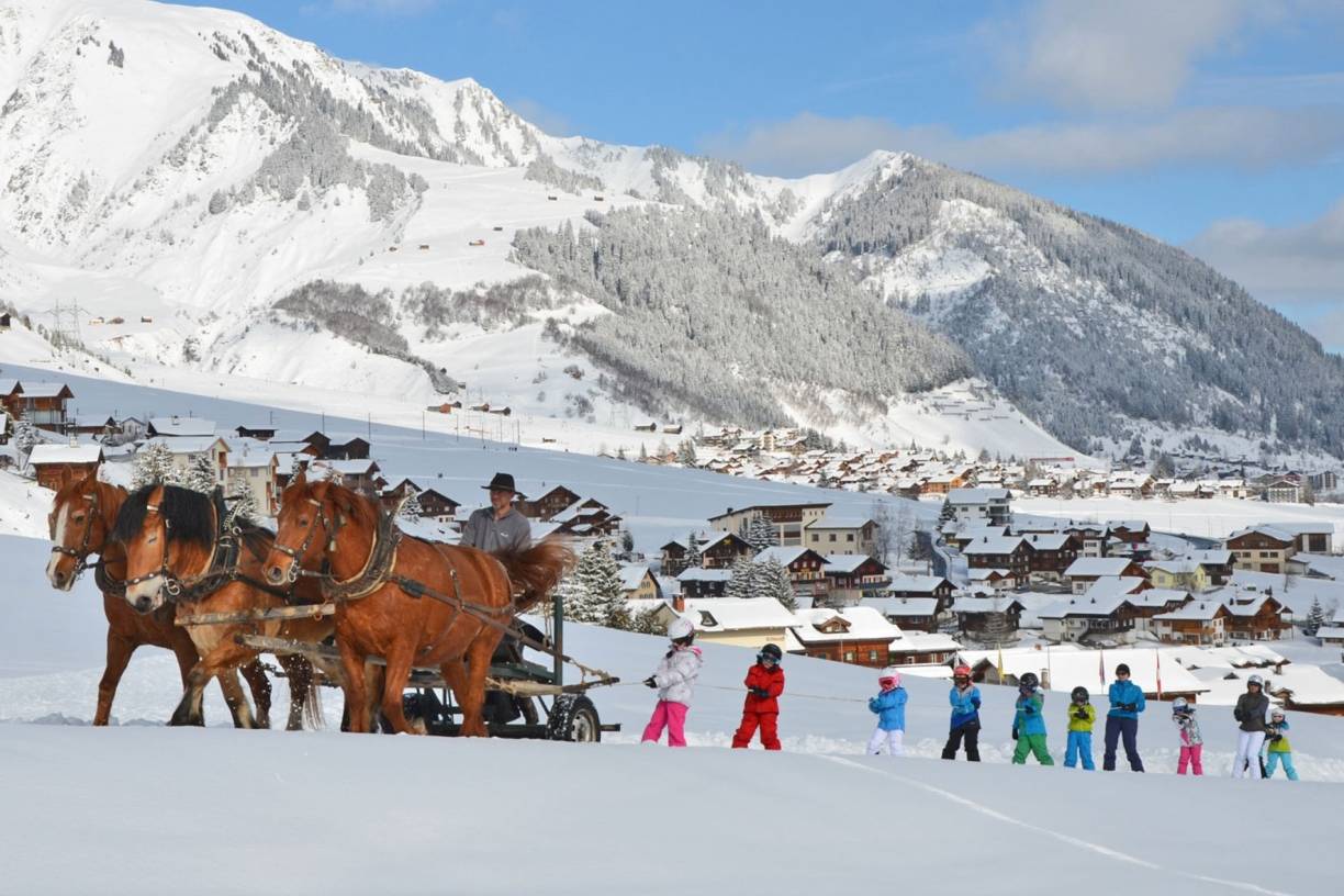  Mit drei PS den Hang hinauf: Der Bio-Skilift in Disentis ist eine Attraktion für kleine Wintersportler. 