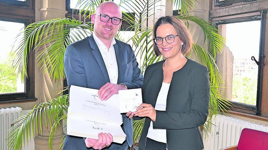 Oberbürgermeister Sören Link und Stadtkämmerin Prof. Dr. Dörte Diemert mit dem Haushaltsplanentwurf, der am Montag dem Rat der Stadt vorgelegt wurde.