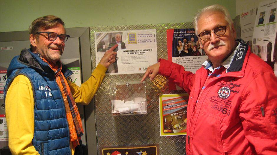 Heinz-Jürgen Wienicke und Bürgerstiftungsmitglied Norbert Raber freuen sich, dass die Spendenbox im Vluyner Edeka so gut von den Kunden angenommen wird.