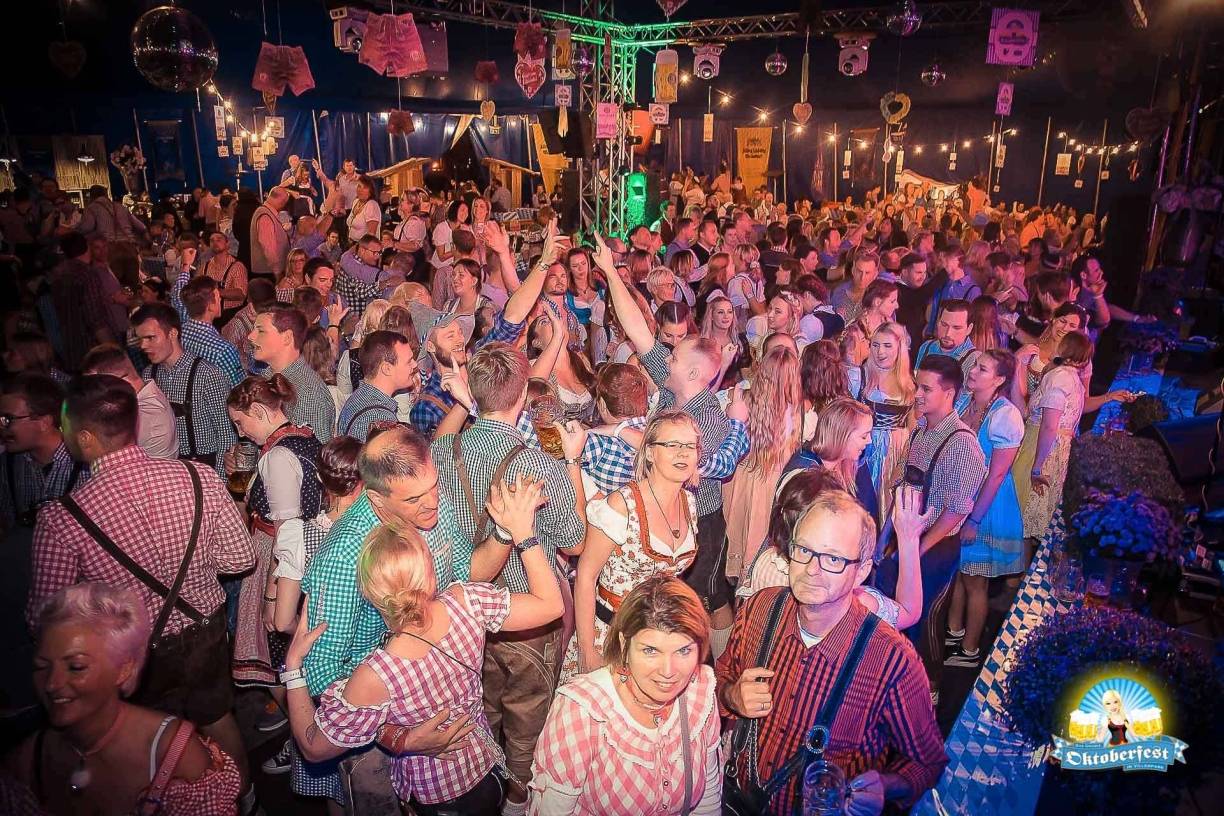 Vor der Bühne wird wieder ausgiebig gefeiert und getanzt.