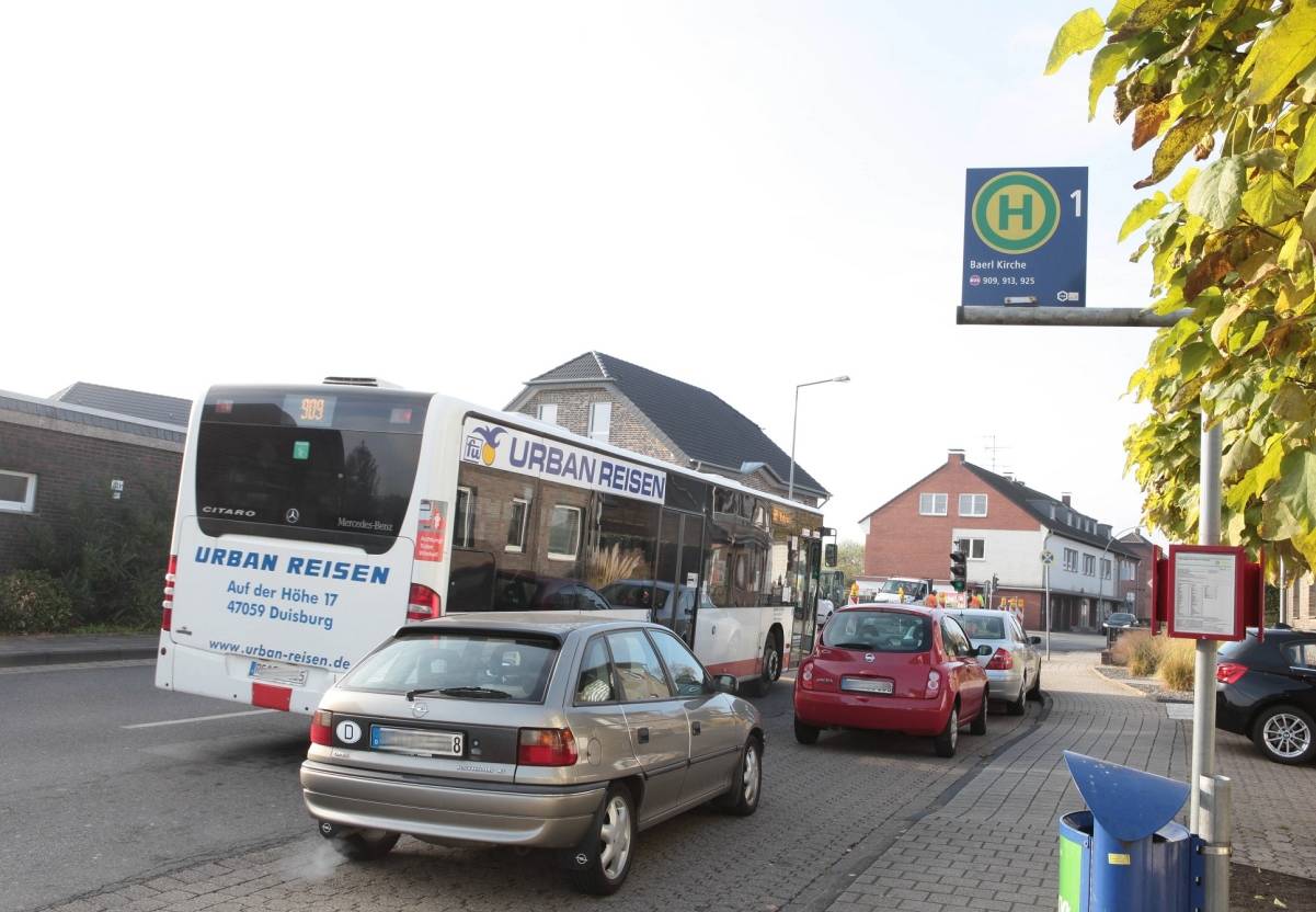 Die Bushaltestelle „Baerl Kirche“: hier fahren die Linien 909 und 925 bislang ab. Das könnte sich 2019 ändern. Die Autofahrer auf dem Foto sollten sich darüber hinaus mal Gedanken zu ihrem Halte- und Parkverhalten machen.