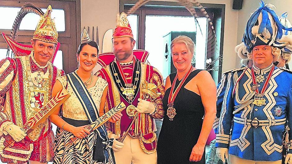 Prinzenpaartreffen bei den Heinzelmännchen: Prinz Martin I. und Venetia Sabine aus Düsseldorf und ihre niederländischen Amtskollegen Prinz Ronald und Prinzessin Nicole von der „Narrenkap“.