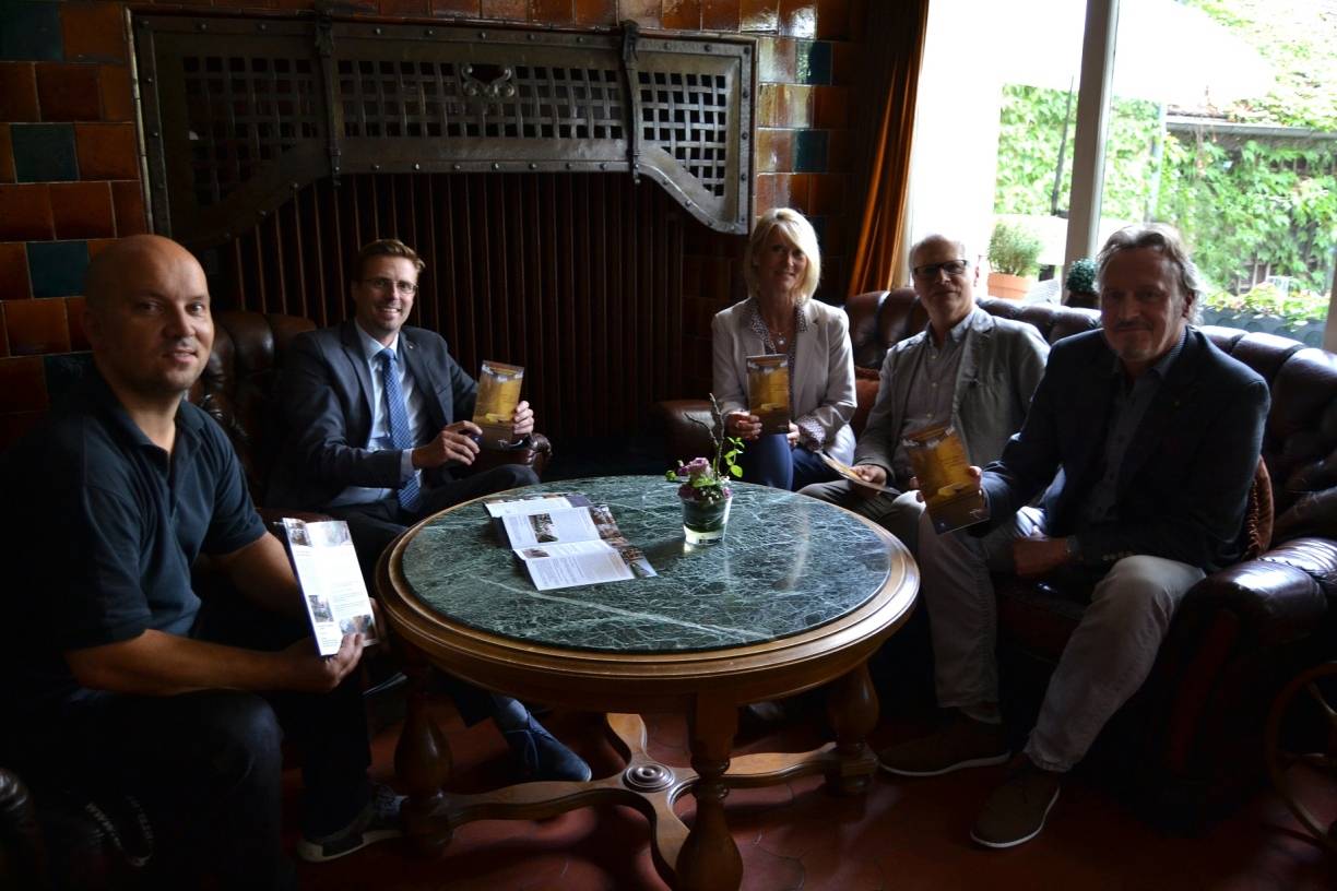  Bei der Vorstellung des Denkmaltag-Programms für Duisburg im Casino (vl): Holger Leschick (Casino Bliersheim), Andree Haack (Dezernent für Wirtschafts- und Strukturentwicklung), Petra Kastner (Untere Denkmalbehörde), Martin Breil (Sachgebietsleiter Untere Denkmalbehörde) und Jürgen Müller (Amt für Stadtentwicklung, Fotografie und Modellbau). 