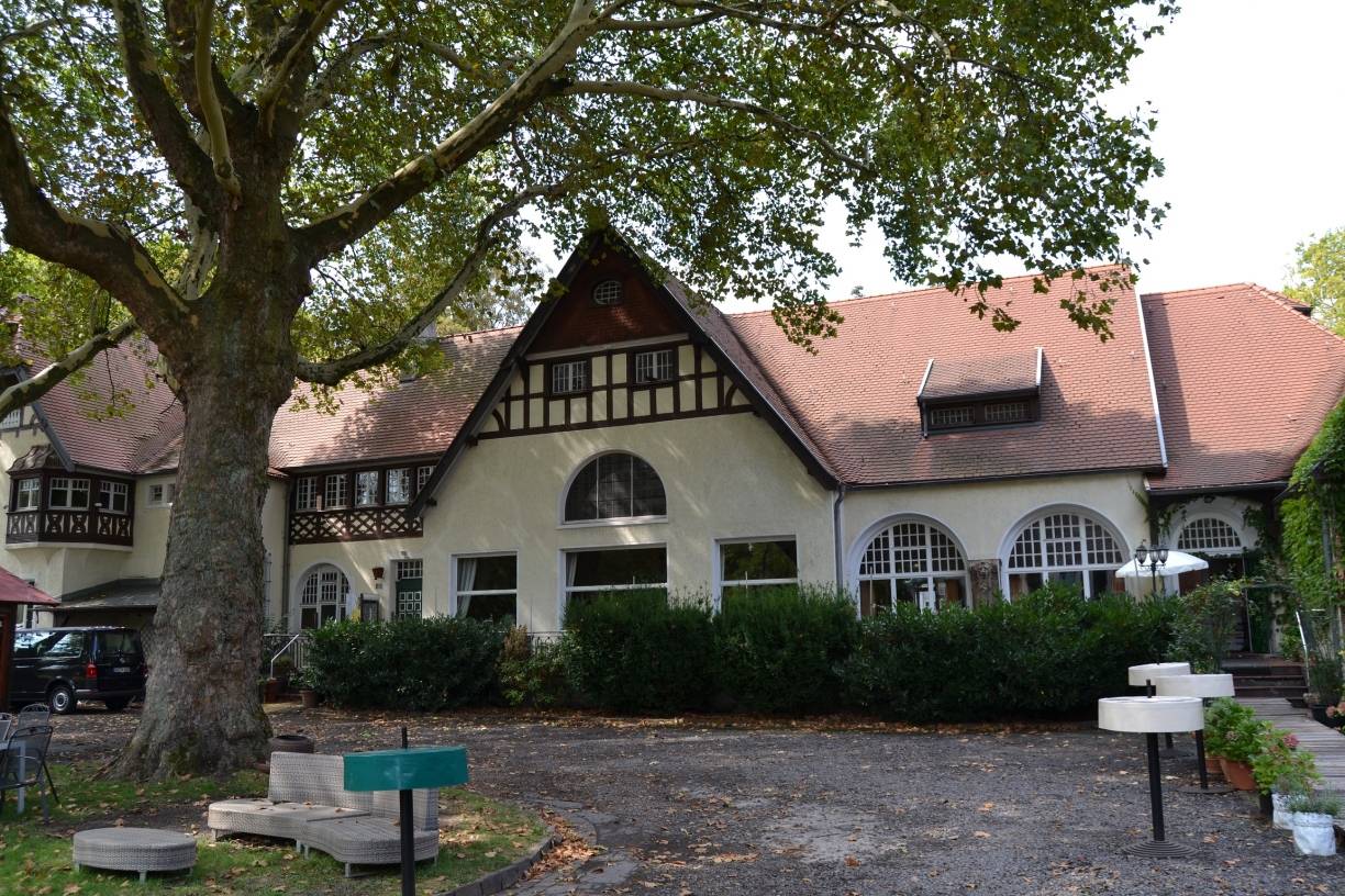  Im „Casino Bliersheim“ (erbaut: 1903-1910) verkehrten früher die gehobenen Angestellten des Kruppschen Hüttenwerkes. Heute beherbergt es eine besondere Veranstaltungsgastronomie für jedermann. Zum Denkmaltag gibt es einen exklusiven Einblick in die „Katakomben“. 