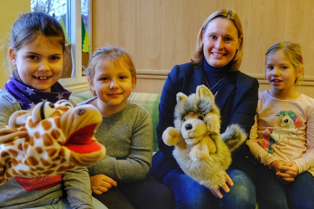  Beherrschen die Giraffensprache: Emily, Maya und Lina (v.l.) gehören zu den ersten Teilnehmerinnen des Pilotprojekts, das Mediatorin Nadine Langemeyer an der Grotenburgschule anbietet. 