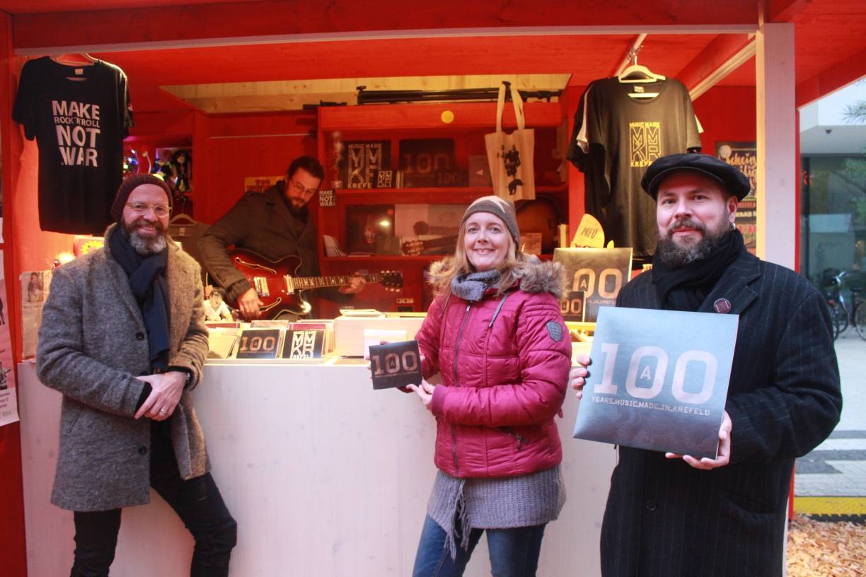  Auch Musik ist für eine Stadt identitätsstiftend: Am Musikerstand auf dem Markt „Made in Krefeld“ stellen Philip Lethen (r.) und Petra Krieger die neue Krefeld-Platte mit dem Titel „100“ vor. Krefelds Marketing-Chef Uli Cloos (l.) sieht es mit Wohlwollen. 
