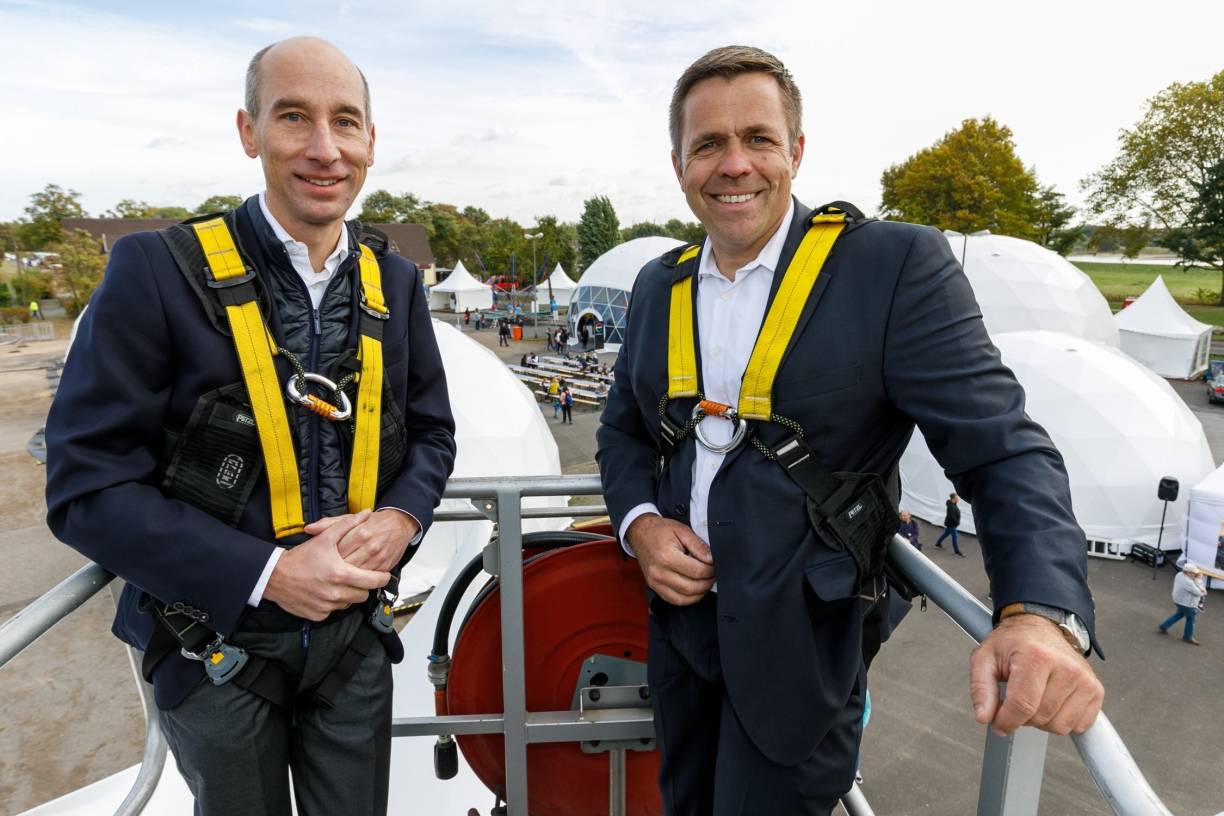  Auf 30 Meter Höhe hatten Dr. Thomas Toepfer (Finanzvorstand Covestro) und Lars Friedrich (Chempark-Leiter) einen guten Ausblick über das Veranstaltungsareal. 