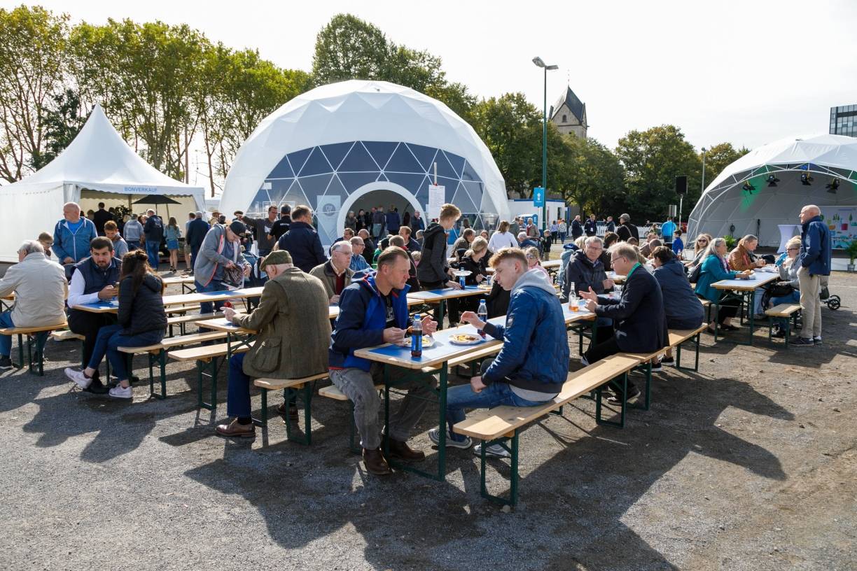  In sechs verschiedenen Großzelten konnten die Besucher mehr über die einzelnen Unternehmen im Chempark erfahren. 