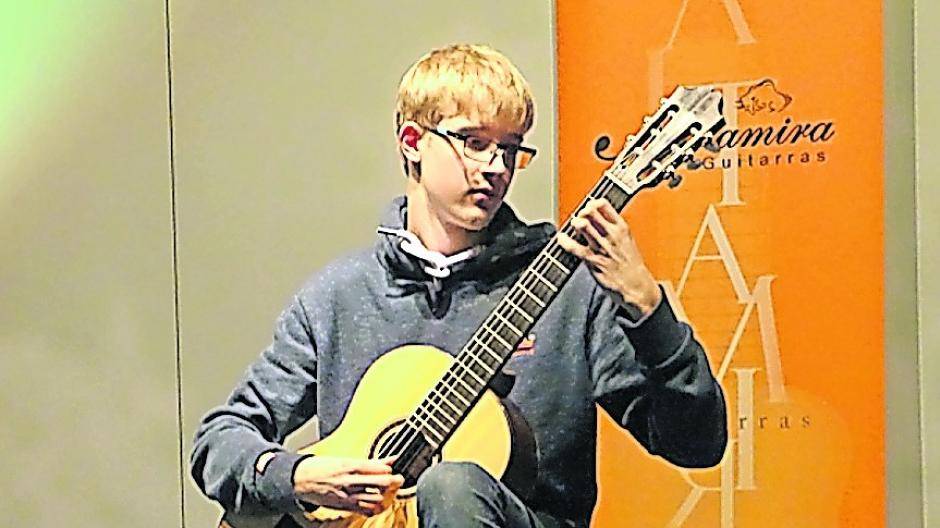 Philip Weber von der Kreismusikschule bei seinem Auftritt in Jüchen.