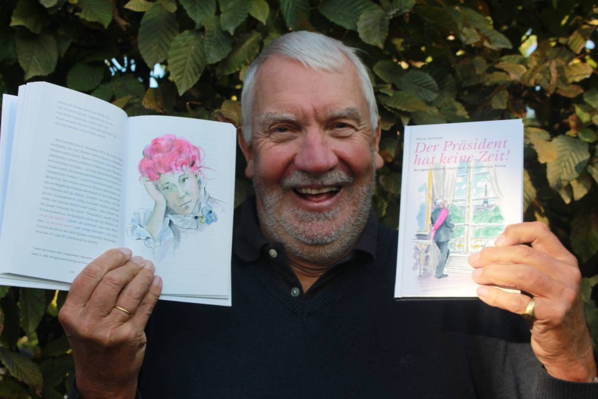 Frisch gedruckt: Mit Freude zeigt Autor Pierre Sommet sein neues Buch vor. Es wurde vom Illustrator Cornelius Rinne mit farbenfrohen Zeichnungen versehen.