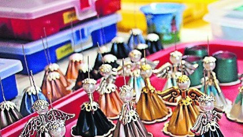 Aus Kaffeekapseln werden kleine Engelchen.