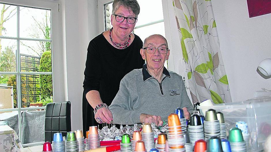  Renate und Klaus Klaassen sind ein gutes Team: Zusammen verwandeln sie gebrauchte Kaffeekapseln in modischen Schmuck und Deko-Artikel. 