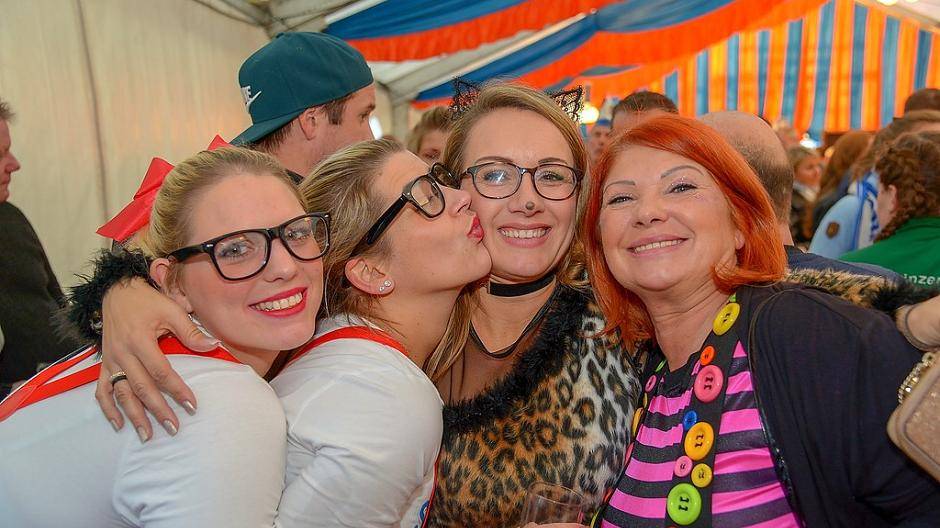Uerdingen feierte Karnevalserwachen im vollen Festzelt