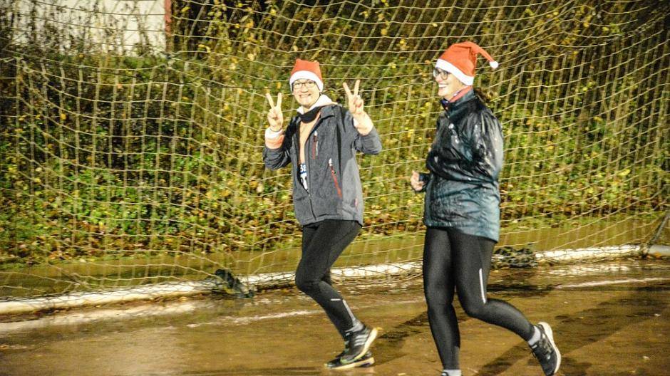 Läufer lassen sich von Regen nicht den Spaß verderben